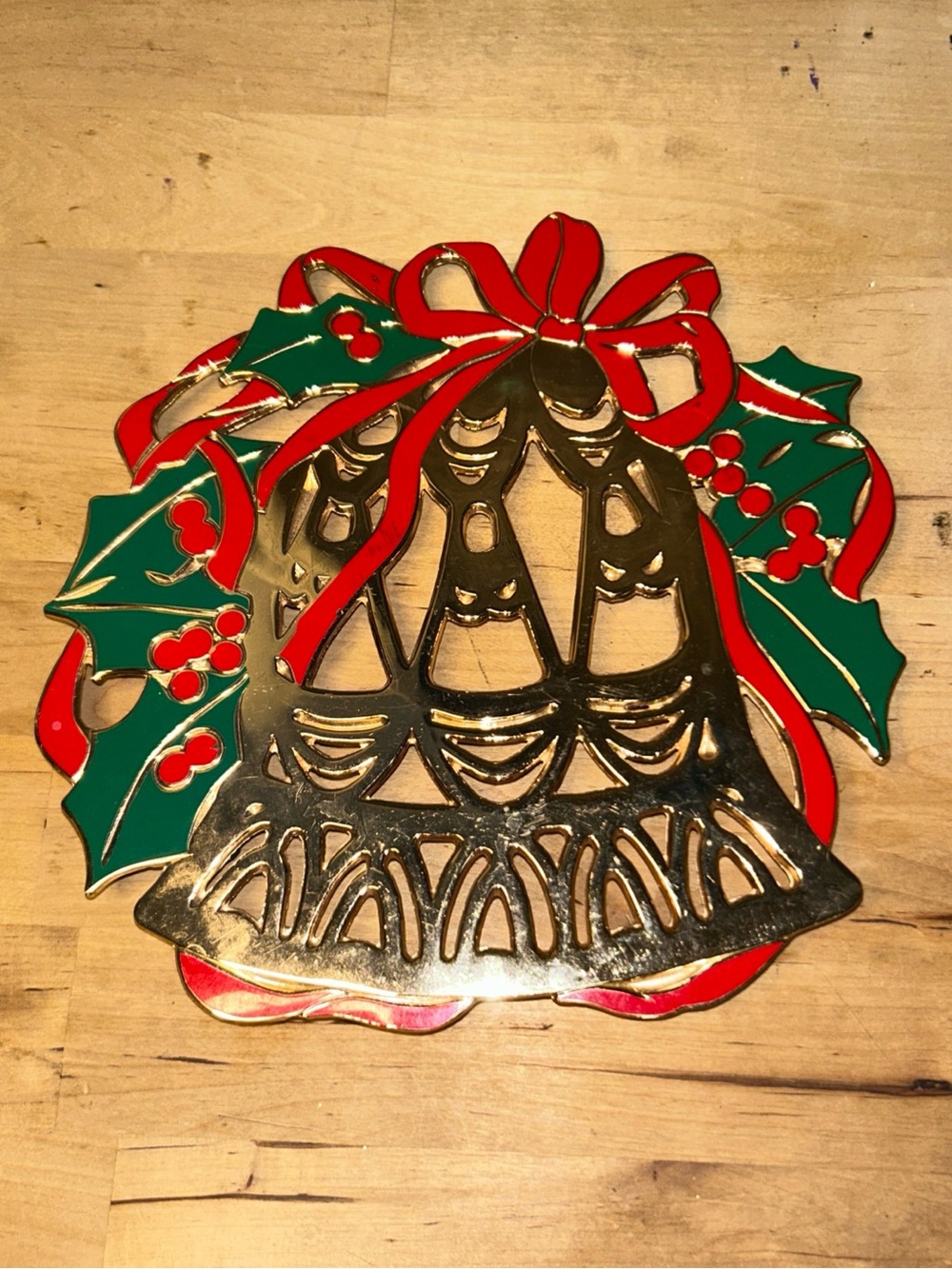 Vintage Cast Metal green red Christmas Wreath 8 inch holly bell trivet